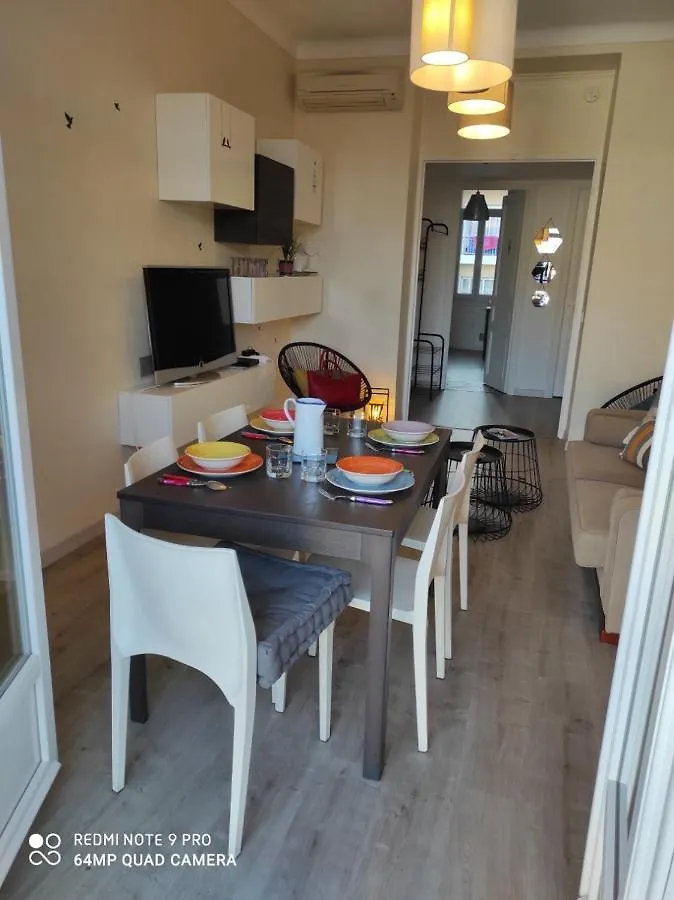 Pretty And Quiet Top Floor 2 Bedroom Flat In The Port Area Of 니스 프랑스
