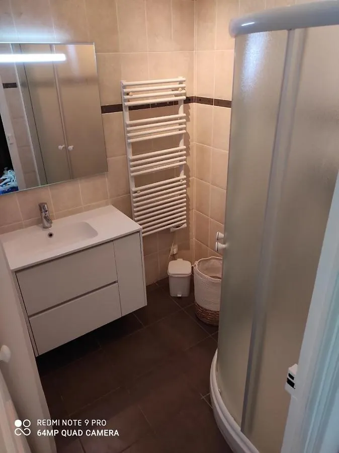 Pretty And Quiet Top Floor 2 Bedroom Flat In The Port Area Of 니스 0*,  프랑스
