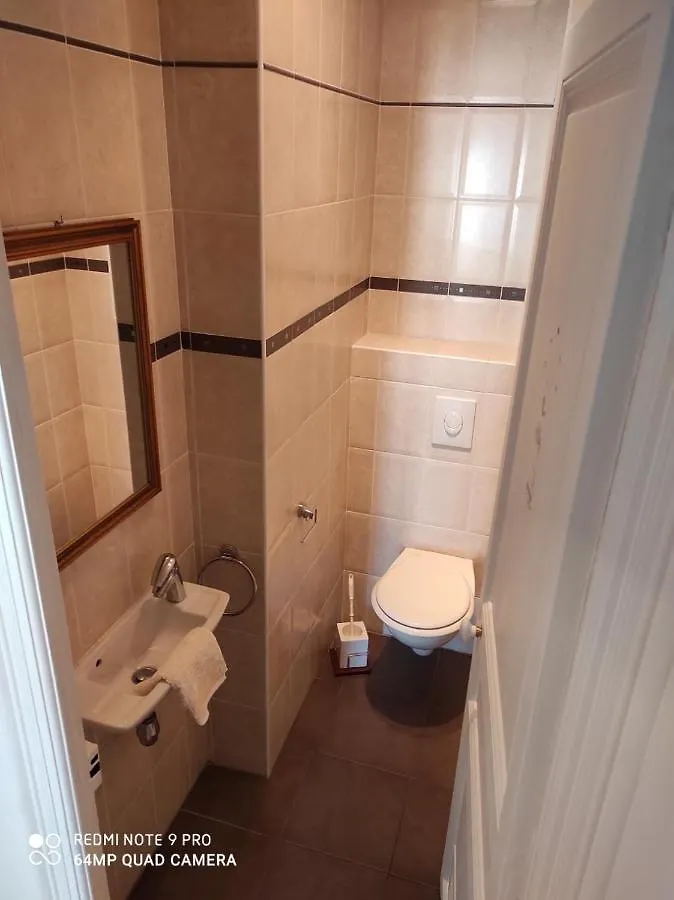 Pretty And Quiet Top Floor 2 Bedroom Flat In The Port Area Of 니스 아파트