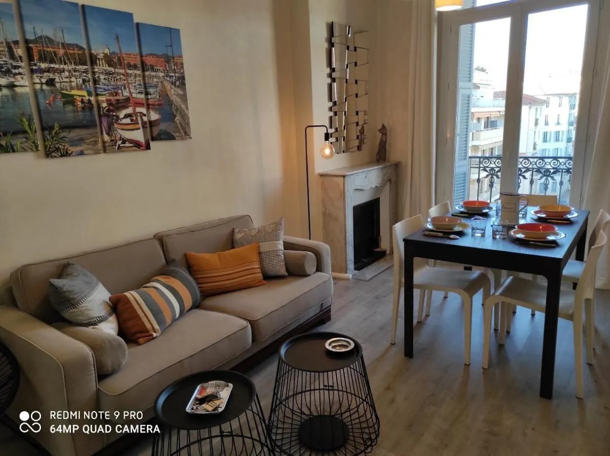 Pretty And Quiet Top Floor 2 Bedroom Flat In The Port Area Of 니스 아파트