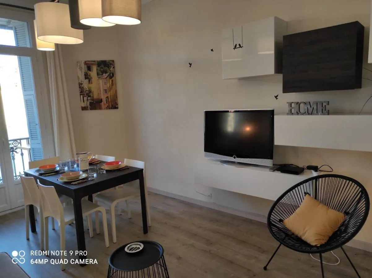 Pretty And Quiet Top Floor 2 Bedroom Flat In The Port Area Of 니스