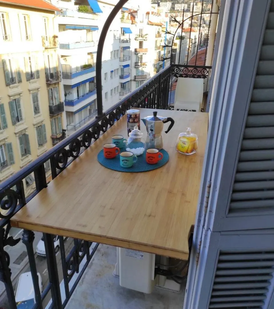 Pretty And Quiet Top Floor 2 Bedroom Flat In The Port Area Of Nice location